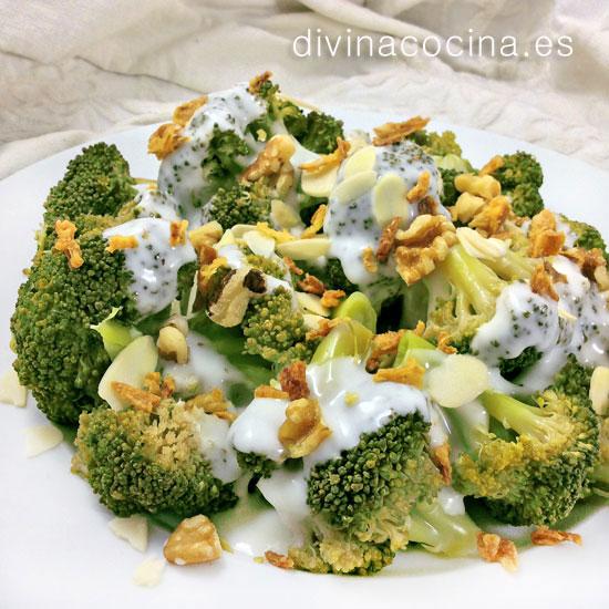 Brócoli con salsa de queso y frutos secos en Peras rellenas de frutos secos y queso