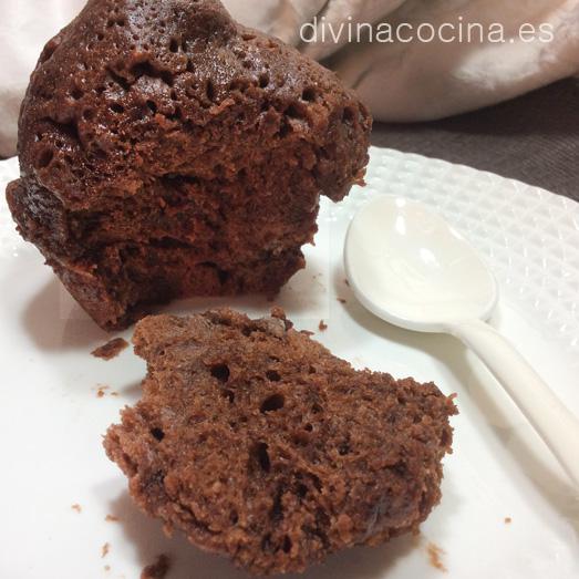 Mug cake de chocolate (brownie en taza al minuto) en Bizcocho de chocolate a la taza en microondas