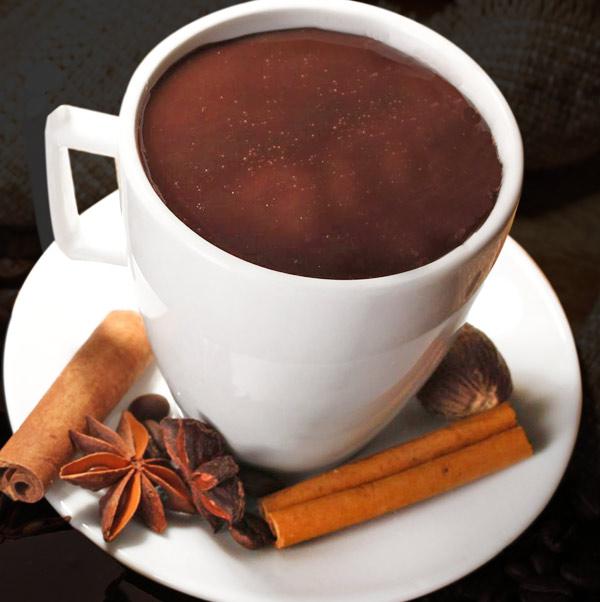 Chocolate a la taza con especias en Alubias en taza con churros de berza