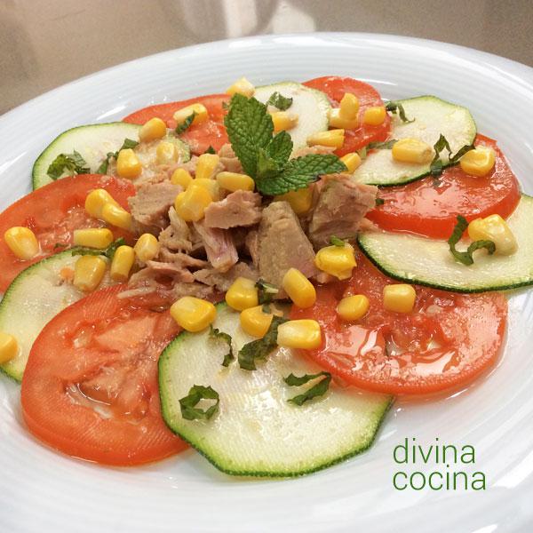 Ensalada de calabacín y tomate con hierbabuena en Corona fría de tomate con limón y hierbabuena