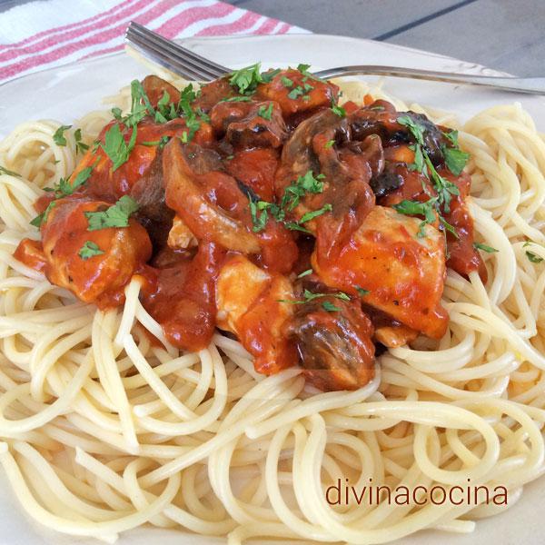 Receta de Espaguetis con pollo y champiñones