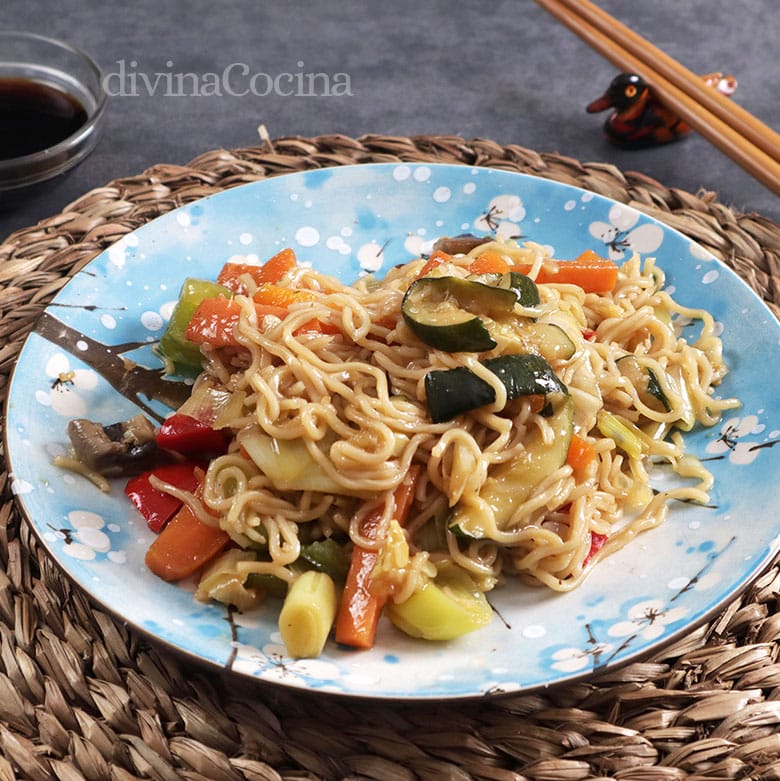 Fideos chinos con verduras y soja - Fácil