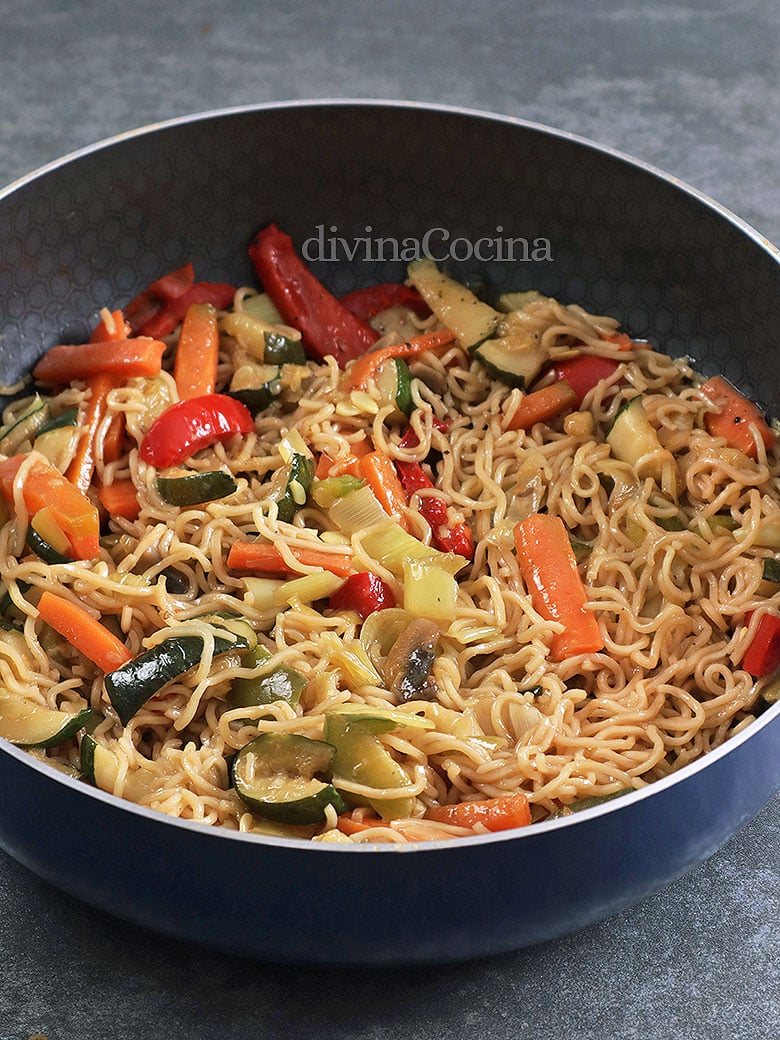 Fideos chinos salteados con verduras - Receta de DIVINA COCINA