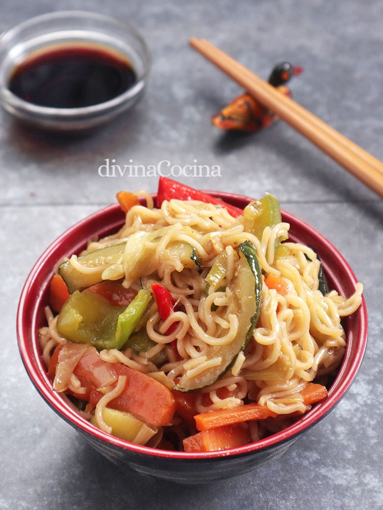 Fideos chinos con verduras salteadas