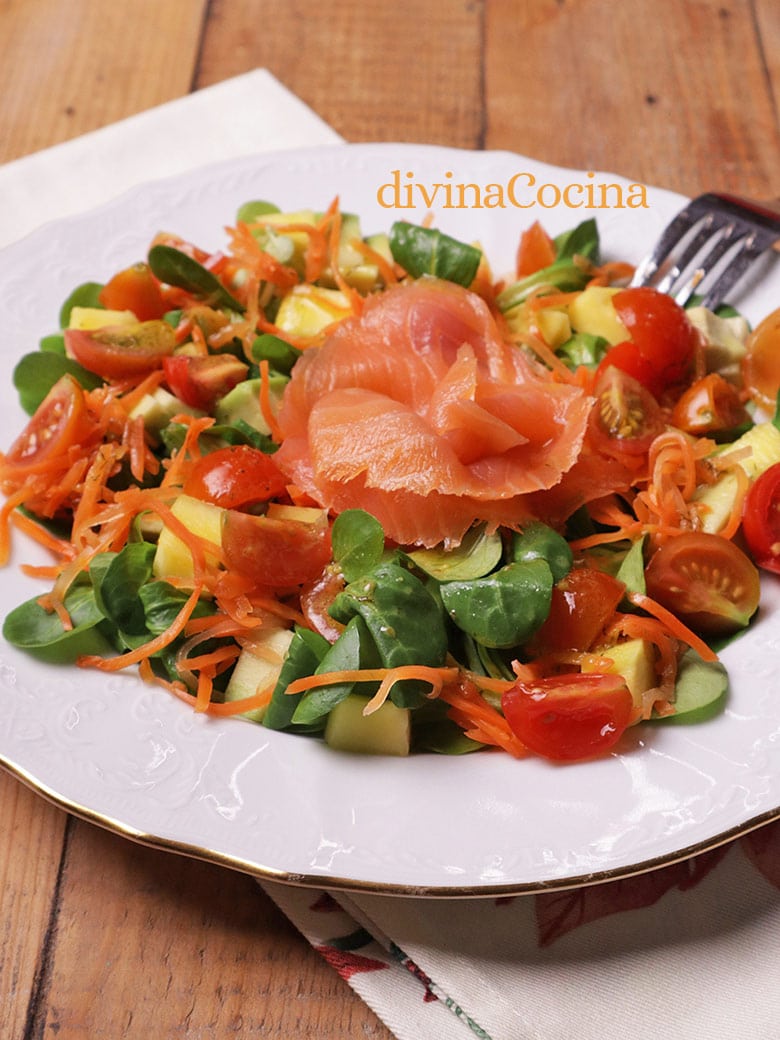 ensalada de salmon ahumado con aguacate y mango 