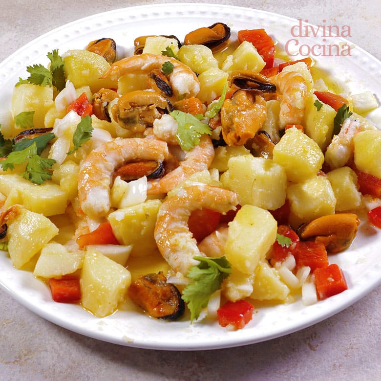 patatas alinadas con langostinos y mejillones