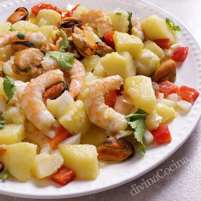 patatas alinadas con langostinos y mejillones