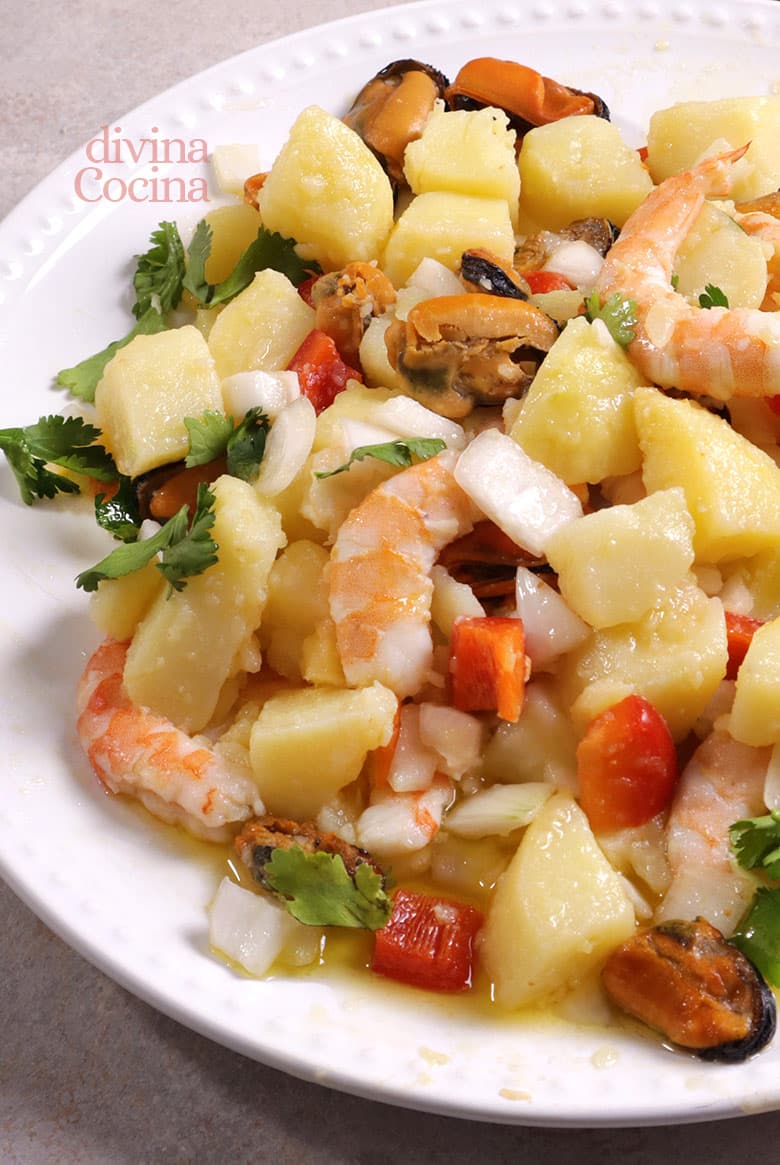 patatas alinadas con langostinos y mejillones