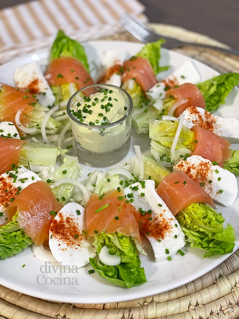 cogollos de lechuga con salmon y salsa de yogur