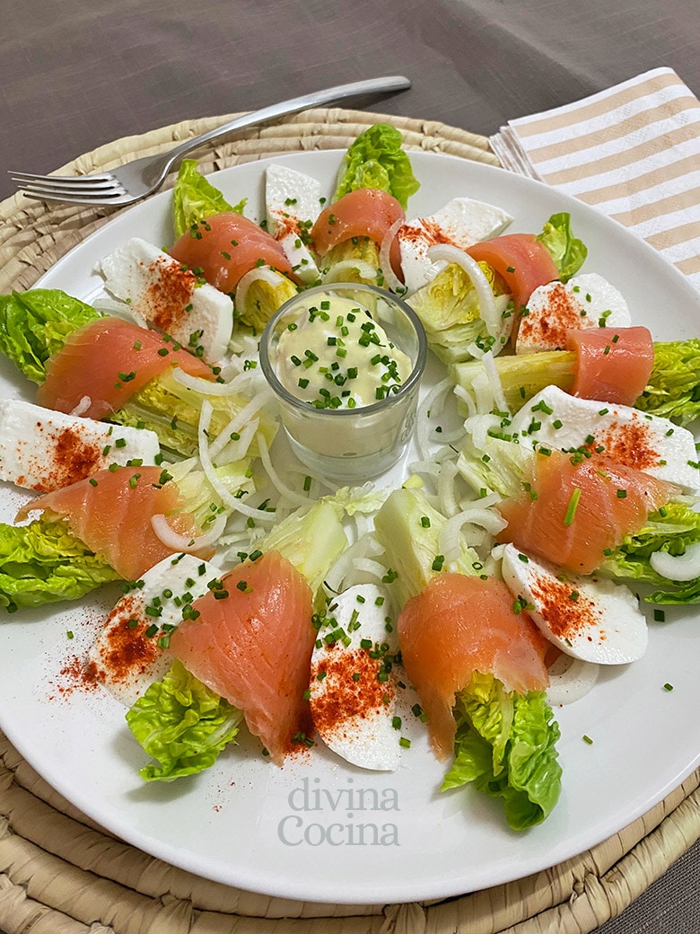 cogollos de lechuga con salmon y salsa de yogur