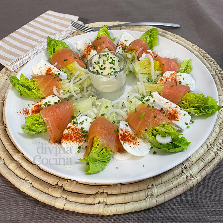 cogollos de lechuga con salmon y salsa de yogur