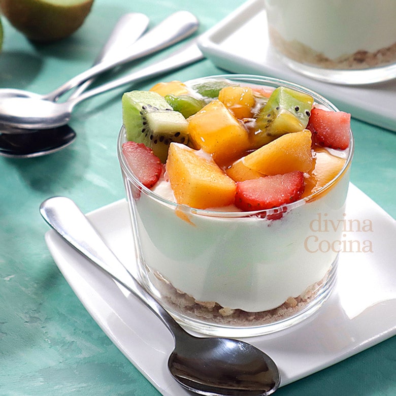 crema de yogur y frutas