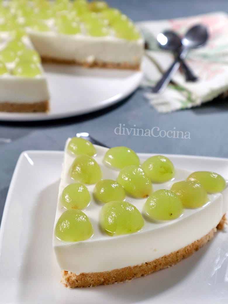 tarta de queso y uvas