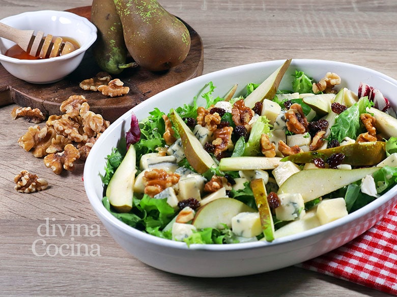 ensalada de pera y queso azul gorgonzola