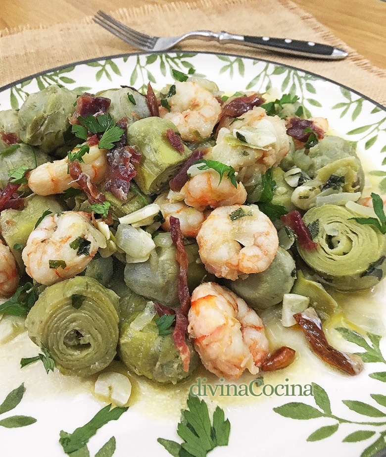 Alcachofas con gambas y jamón - Receta de DIVINA COCINA