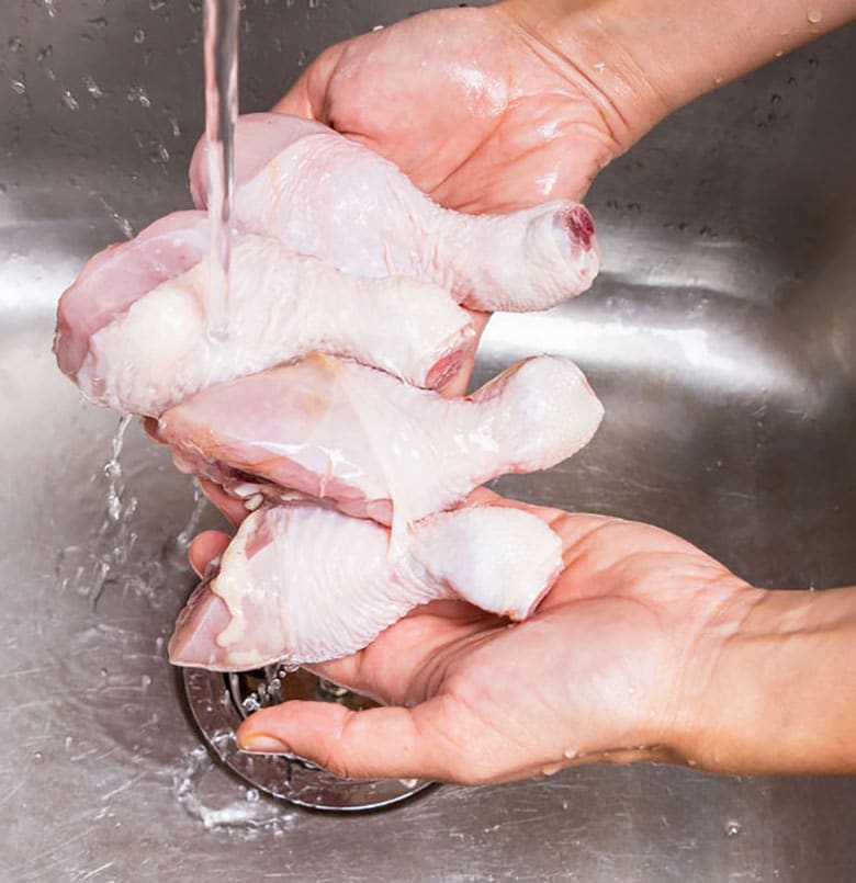 ¿Se debe lavar el pollo antes de cocinarlo?