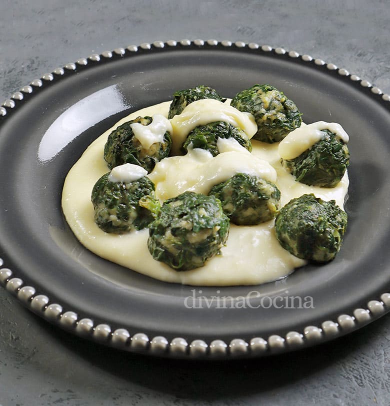 albondigas de espinacas con salsa de queso