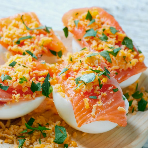 Huevos rellenos Mimosa con salmón 1