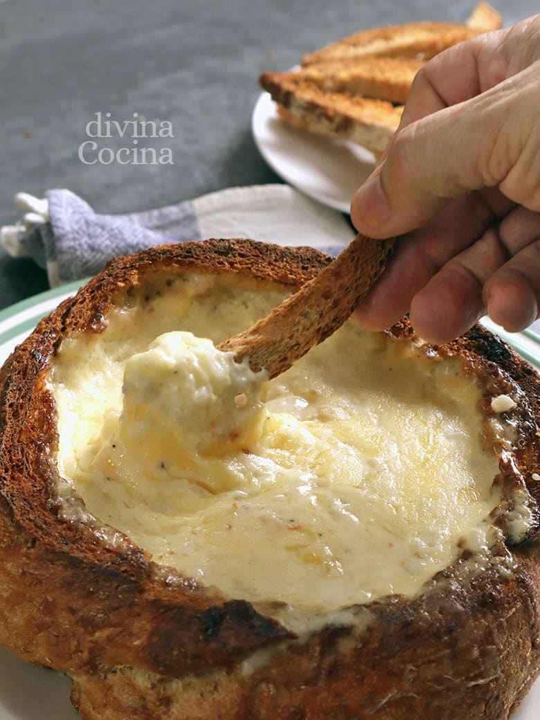 fondue queso hogaza pan