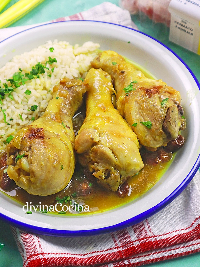 pollo guisado al curry con pasas