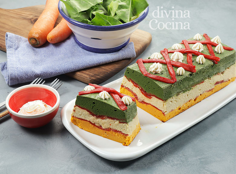 pastel de verduras en capas tres colores