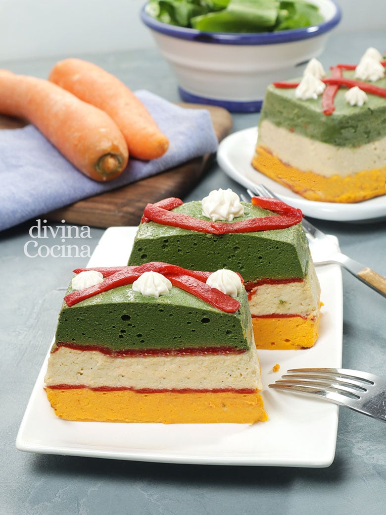 pastel de verduras en capas tres colores