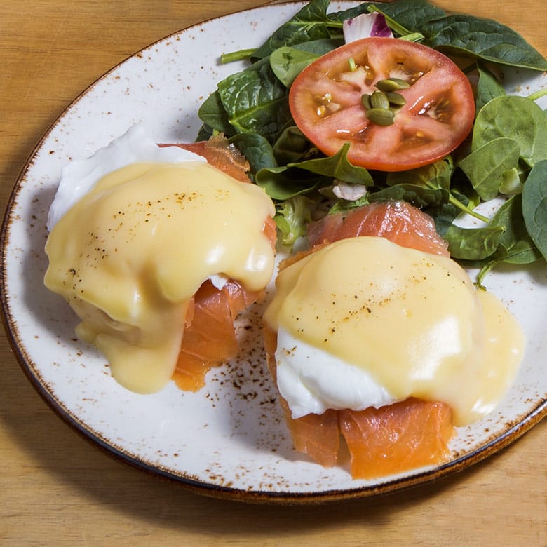 huevos benedictine con salsa holandesa