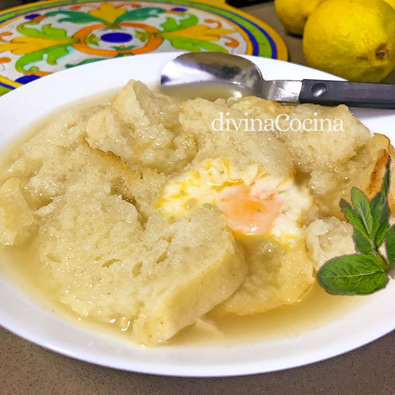 sopas de caldo de puchero con huevo