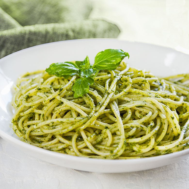 Espaguetis al pesto ––– Receta de DIVINA COCINA