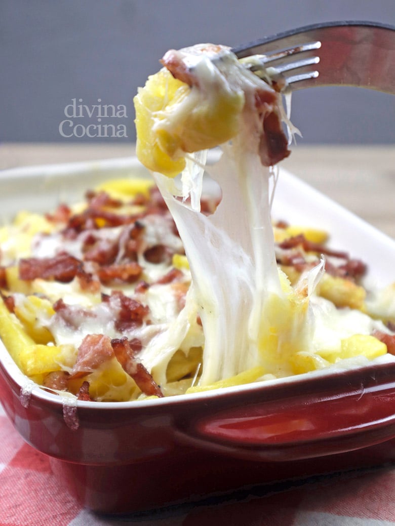 patatas fritas con queso y beicon