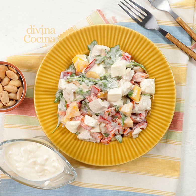 ensalada de pollo melocoton y almendras