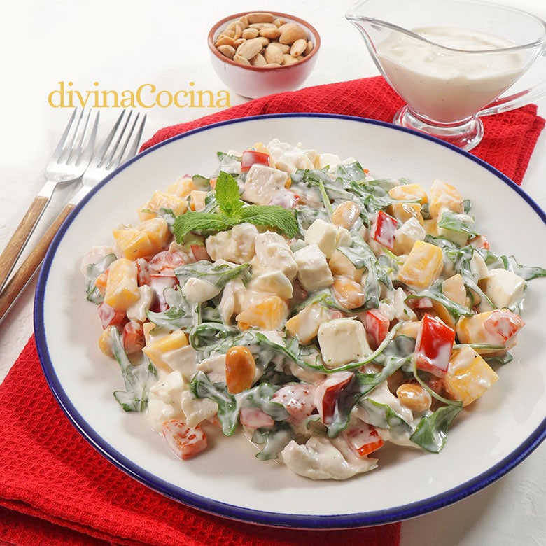 ensalada de pollo melocoton y almendras