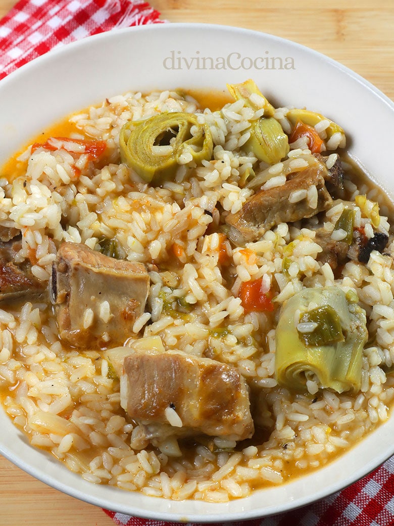 arroz con costillas y alcachofas