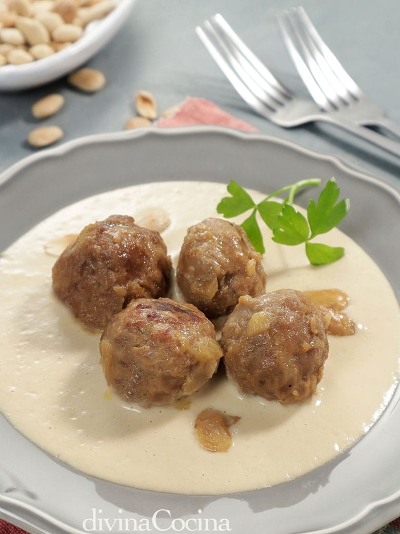 albondigas salsa almendras