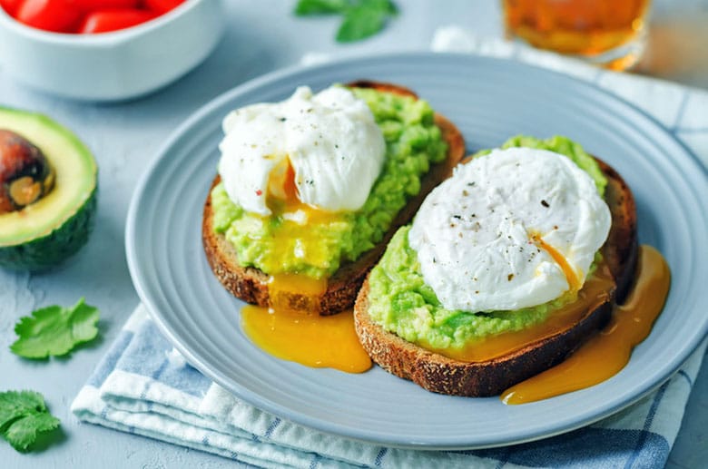 Tostadas con aguacates para desayunos o brunch 75