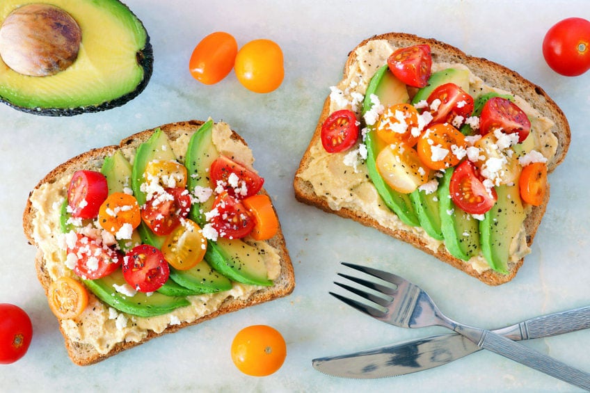 Tostadas con aguacates para desayunos o brunch 15