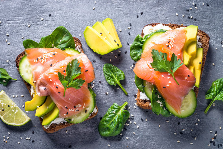 Tostadas con aguacates para desayunos o brunch 73