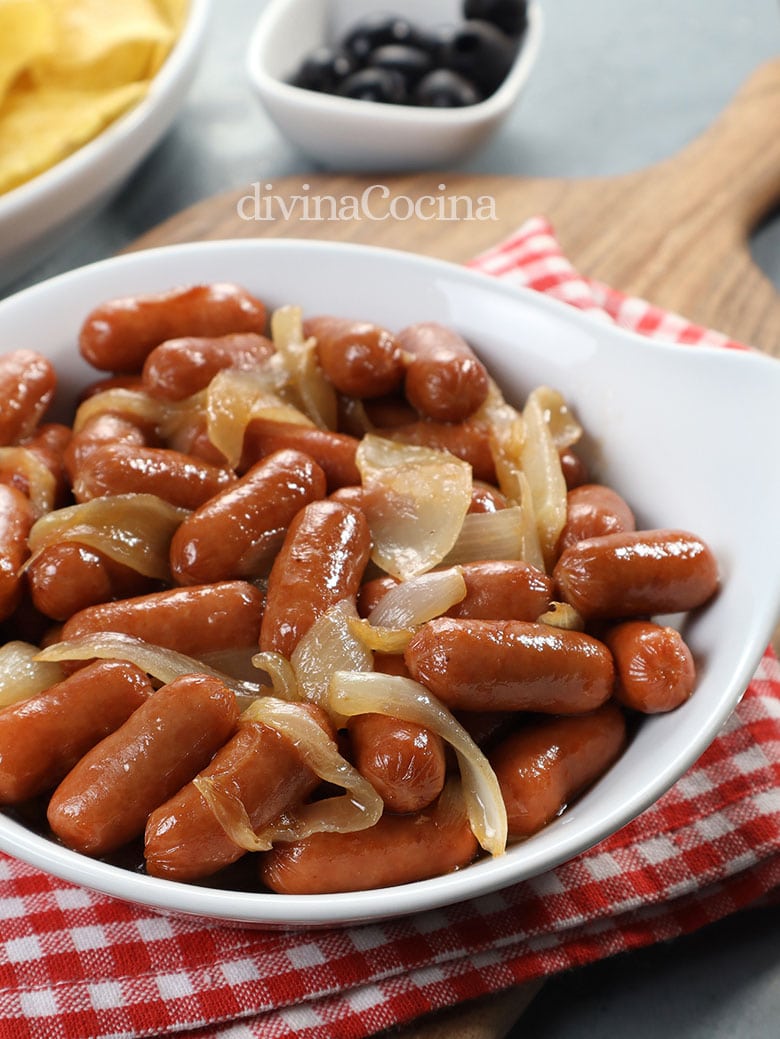 salchichas encebolladas a la cerveza