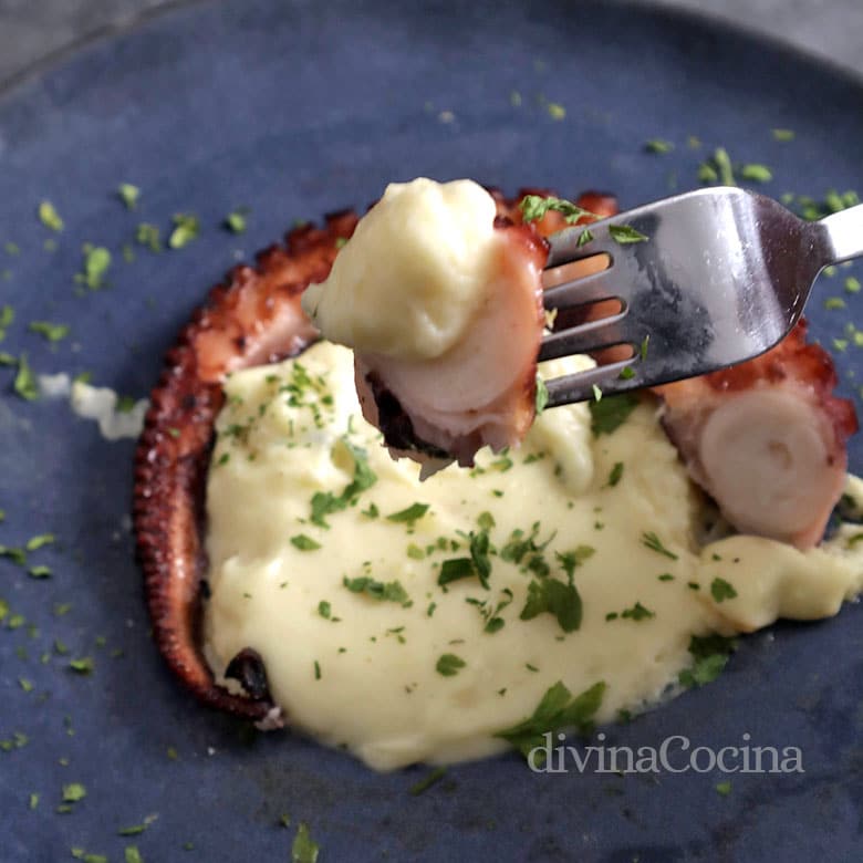 pulpo a la brasa parmentier patata detalle