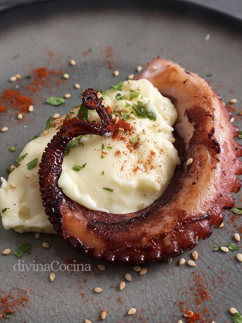 Pulpo a la brasa y Parmentier de patata - Receta DIVINA COCINA