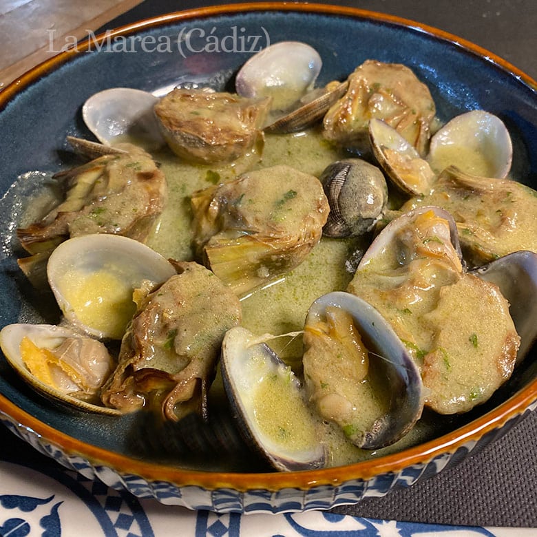 alcachofas con almejas en salsa verde