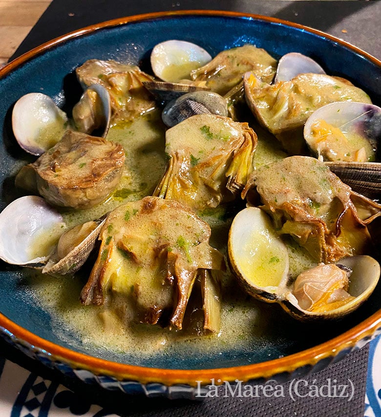 alcachofas con almejas en salsa verde
