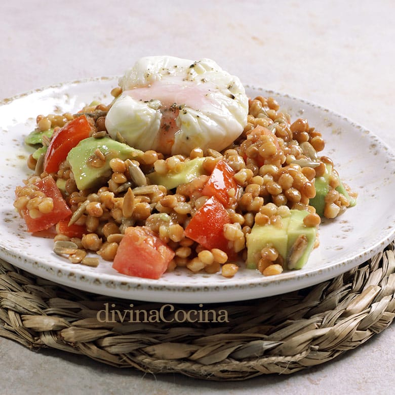 Ensalada de lentejas con huevo escalfado