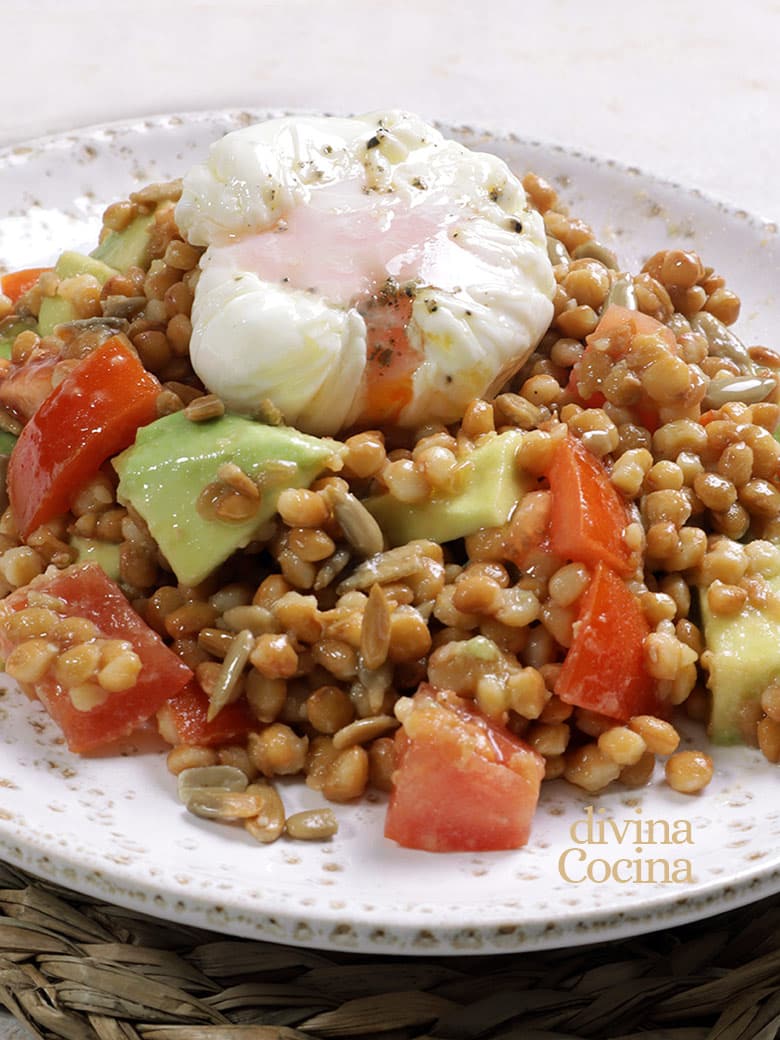 Ensalada de lentejas con huevo escalfado