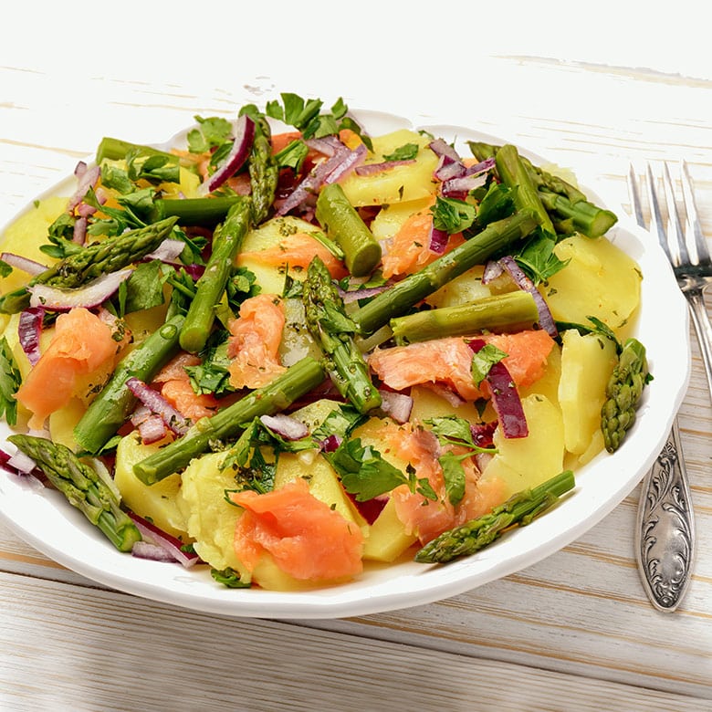 ensalada de patatas con salmon y esparragos