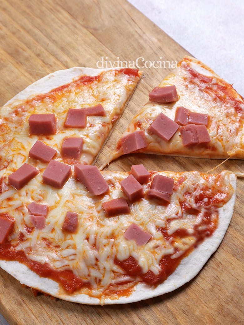 pizza con tortillas de trigo pizzadilla