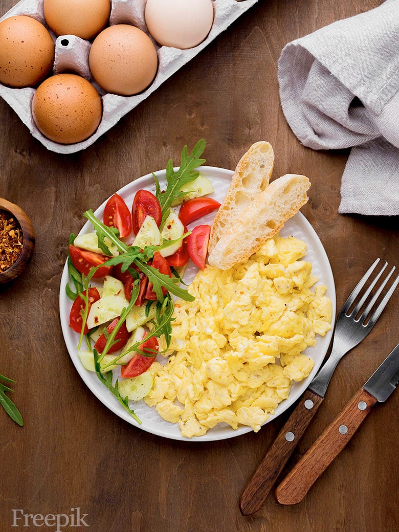 huevos revueltos para desayunos saludables