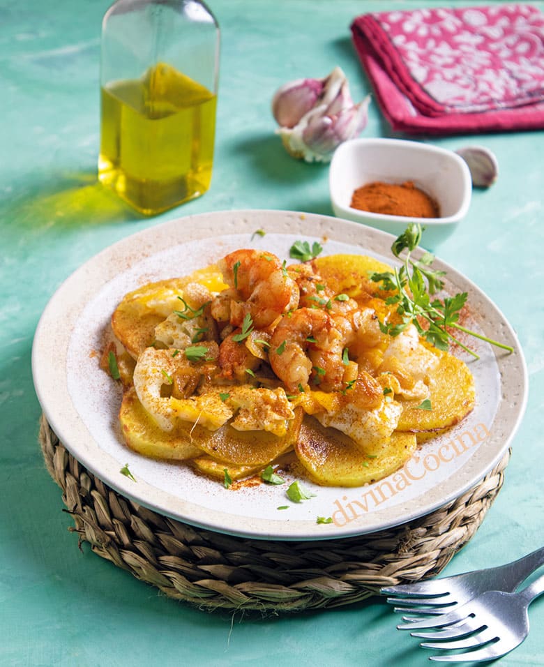 huevos fritos con gambones al ajillo