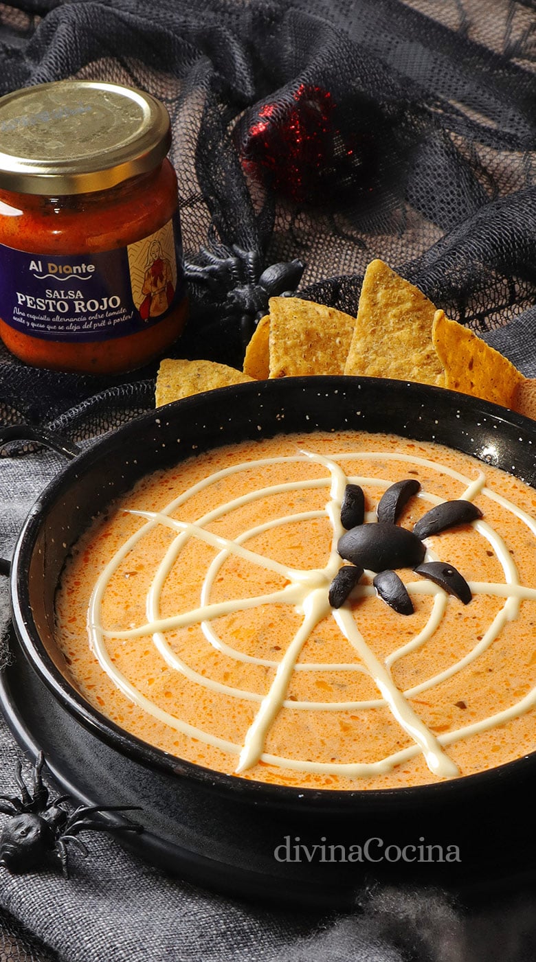 dip para halloween con queso y pesto rojo 