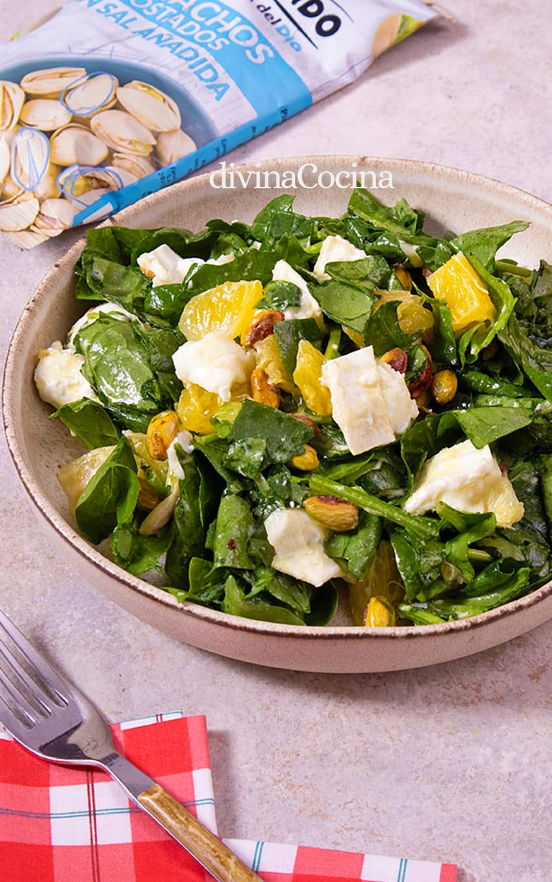 ensalada de espinacas con queso y pistachos